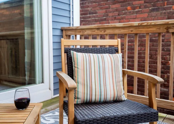 Jennifer\'S Walkable Private Apartment Getaway With Relaxing Deck