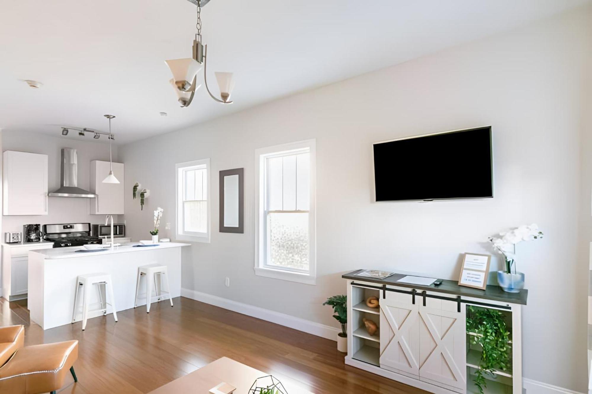 Jennifer's Walkable Private Getaway With Relaxing Deck * Providence