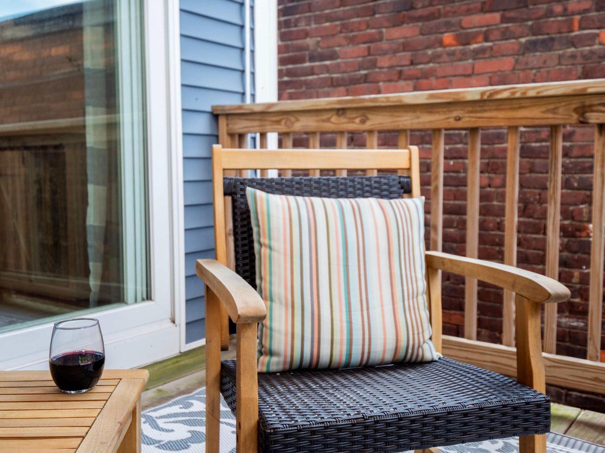 Jennifer's Walkable Private Getaway With Relaxing Deck Appartamento Providence