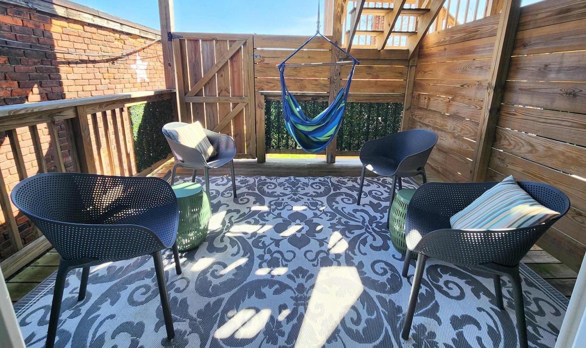Jennifer's Walkable Private Getaway With Relaxing Deck Appartamento